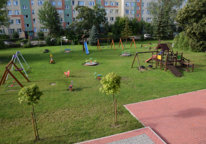 Ogród przedszkolny, widok na plac zabaw