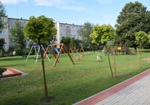 Ogród przedszkolny, widok na plac zabaw
