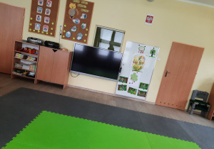 Jedna z sal przedszkolnych, widok na ścianę medialną
