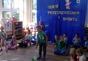 Dzieci podczas przygotowania do slalomu z piłeczką. Pierwsi zawodnicy gotowi do startu.