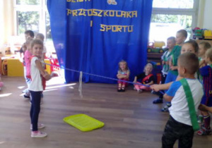 Dzieci podczas konkurencji przeciągania liny.