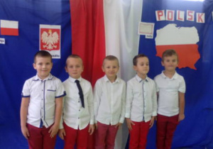 Chłopcy ubrani odświętnie demonstrują właściwą postawę do odśpiewania hymnu