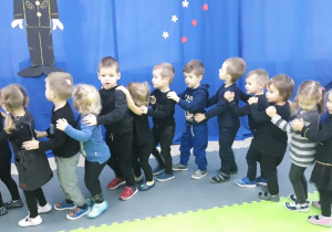 Dzieci tańczą ustawione w pociąg