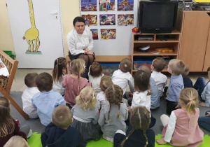 Nauczycielka zadaje dzieciom pytania. Dzieci uważnie słuchają