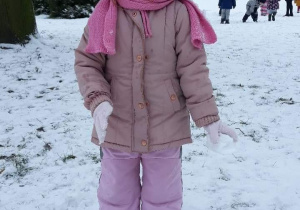 Dziewczynka stoi na sniegu