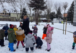 Dzieci stoją na śniegu