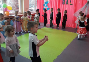 Dzieci poruszają się po kole w rytm muzyki