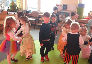 Dzieci w strojach karnawałowych tańczą przy muzyce