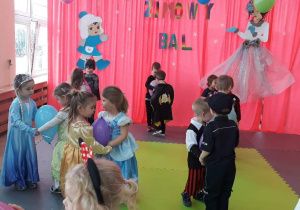 Dzieci tańczą z balonikami