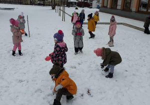 Dzieci stoją na śniegu