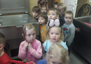 dzieci zwiedzają kuchnię przedszkolną