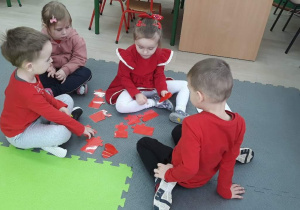 Dzieci w grupach układają puzzle