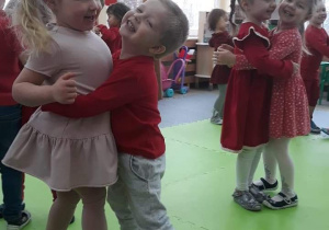 Dzieci tańczą w parach- przyklejają się do siebie brzuszkami