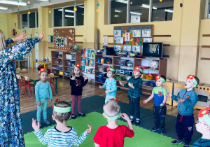 Przedszkolaki z wychowawczynią tańczą do piosenki "Idzie wiosna"