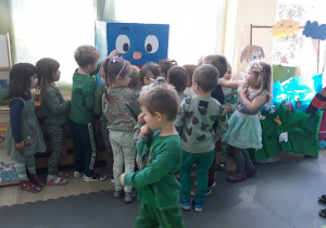 Dzieci są ustawione przy niebieskim pojemniku