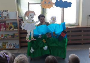 Nauczycielka wystawia Przedstawienie dla dzieci pt "Kaczka sprzątaczka" inscenizowane maskotką