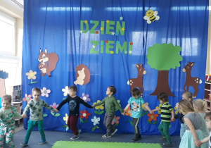 Dzieci tańczą w kole trzymając się za ręce