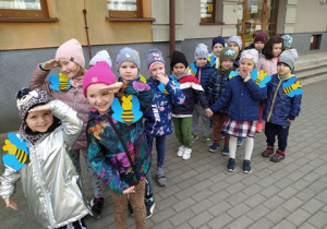 Dzieci wyruszają z przedszkola na spacer.