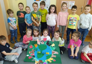 Dzieci prezentują pracę plastyczną o tematyce "Planeta Ziemia".