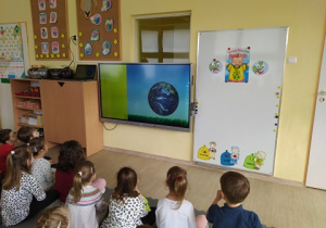 Dzieci zaczynają oglądać prezentację multimedialną na temat Naszej Planty.