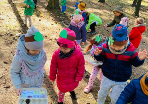 Dzieci szukają kolejnych darów lasu.