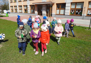 Dzieci idą do ogrodu przedszkolnego w celu obserwacji drzew