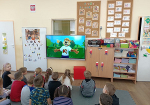 Dzieci oglądają film edukacyjny Kubusiowi przyjaciele natury