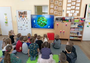 Dzieci oglądają film edukacyjny Dbam o rośliny i zwierzęta