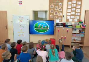 Dzieci oglądają film edukacyjny Dbam o naturę jestem eko