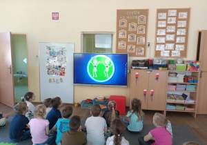 Dzieci oglądają film edukacyjny Dbam o aktywnośc fizyczną