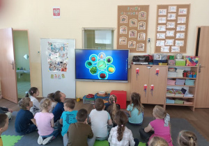 Dzieci oglądają film edukacyjny Dbam o siebie i jem warzywa
