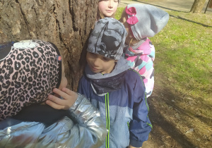 Dzieci na spacerze w parku z okazji Dnia Drzewa.