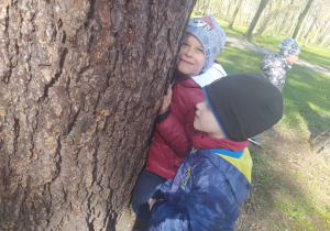 Dzieci na spacerze w parku z okazji Dnia Drzewa.