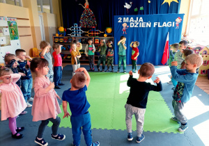 Dzieci inscenizują ruchem tekst piosenki.