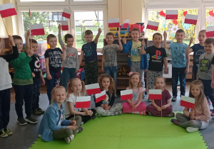 Dzieci pokazują flagi