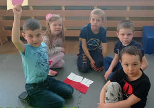 Dzieci ułożyły flagę Polski