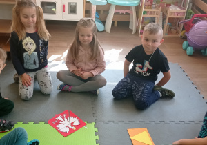 Dzieci ułożyły godło Polski