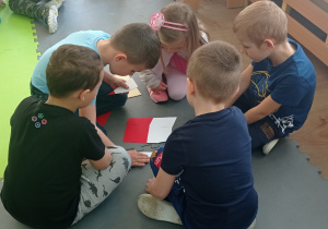 Dzieci układają flagę Polski