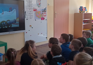 Dzieci oglądają film o symbolach narodowych