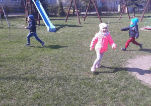 dzieci biegają na placu