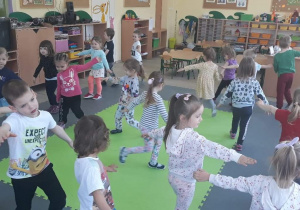 dzieci poruszają się po sali w rytm muzyki