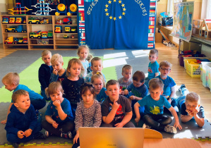 Przedszkolaki oglądają film edukacyjny o Unii Europejskiej.