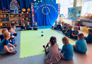 Przedszkolaki w skupieniu słuchają hymnu Unii Europejskiej.
