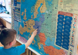 Filip wskazuje Polskę na mapie Europy.