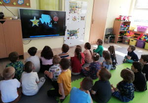Dzieci oglądają film edukacyjny o Unii Europejskiej
