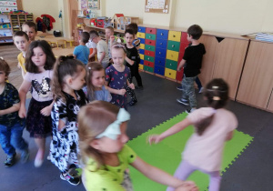 Dzieci przy muzyce do tańca pasodoble ilustrują walkę torreadora z bykiem.