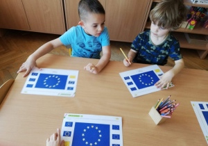 Czarek i Jaś wyszukują flagi Unii Europejskiej wśród innych flag.
