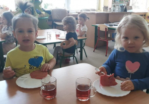 Dwoje dzieci siedzi przy stole