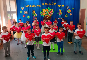 Taniec dzieci z sercami
