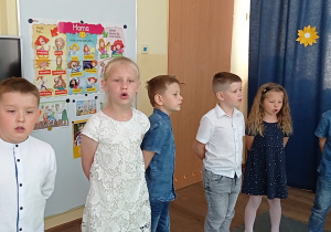 Dzieci śpiewają piosenkę